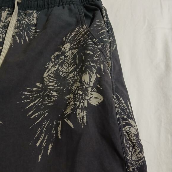 VUORI Men's Medium swim trunks Grey with a tropical print full support lining - Picture 4 of 11